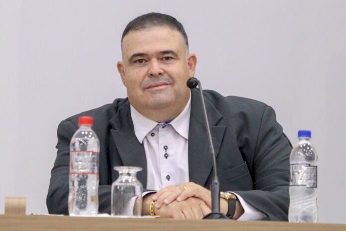 Professor Erlon pede criação de projeto musical nas escolas, construção de cobertura em quadra e instalação de Guard Rail